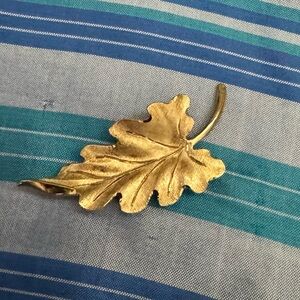 Beautiful Vtg Signed Monet Gold Tone Leaf Brooch Pin